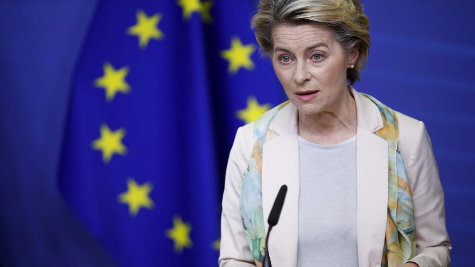 KK3 Brusel - Predsedníčka Európskej komisie Ursula von der Leyenová počas tlačovej konferencie s generálnym tajomníkom NATO Jensom Stoltenbergom pred stretnutím s členmi kolégia komisárov 15. decembra 2020 v Bruseli. FOTO TASR/AP
European Commission President Ursula von der Leyen gives a joint statement with NATO Secretary General Jens Stoltenberg before they attend a College of Commissioners meeting at the European Commission headquarters in Brussels, Tuesday, Dec. 15, 2020. Stoltenberg was tak