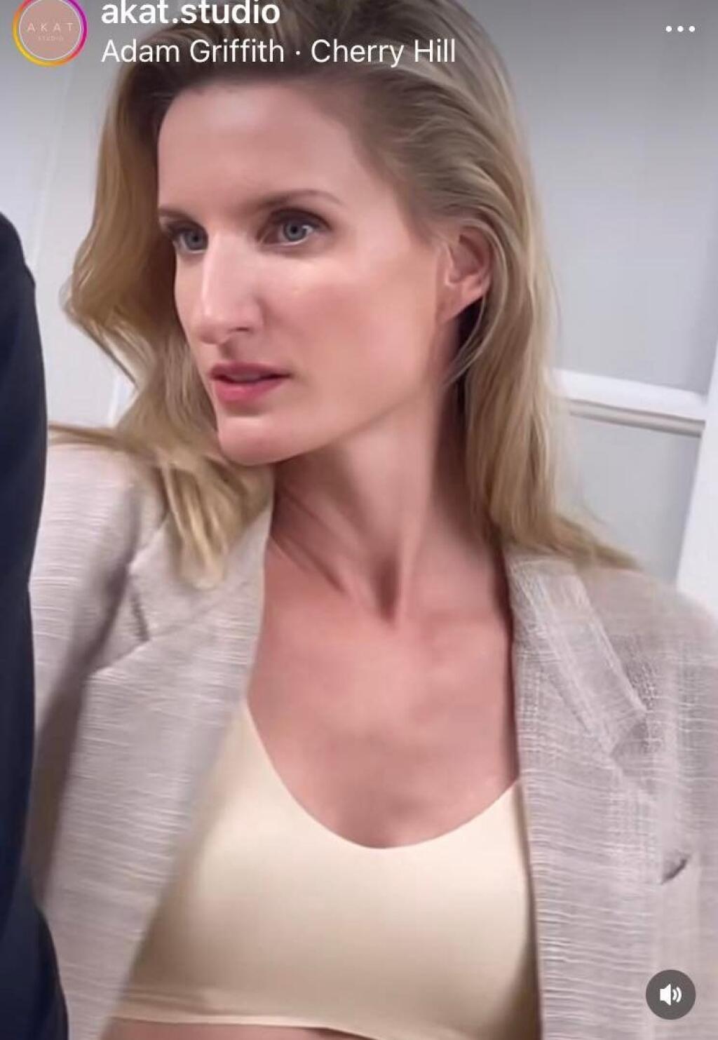 Adela sa zahrala na modelku. Vinczeová ukázala svetlú podprsenku.