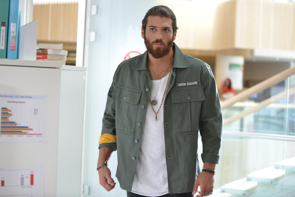 Can Yaman zo seriálu S hlavou v oblakoch