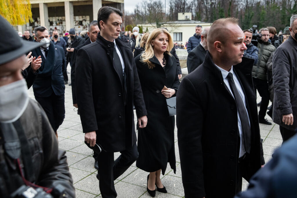 Pohreb speváka Miroslava Žbirku v pražskom krematóriu Strašnice. Na snímke Zuzana Čaputová a Juraj Rizman.