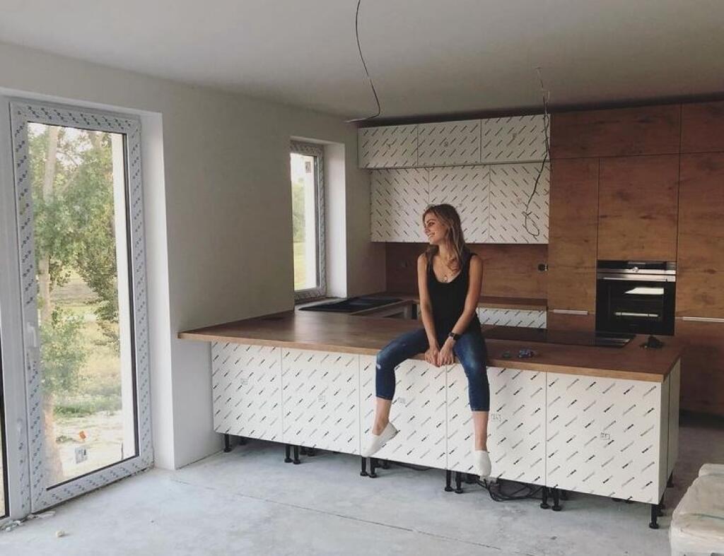 Speváčka Dominika Stará počas procesu zariaďovania nového bytu.