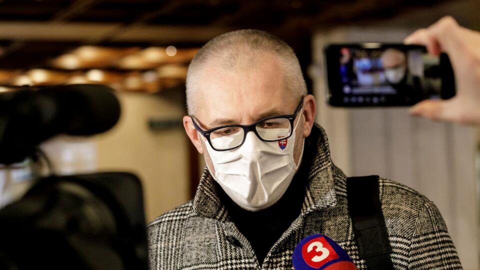 Na snímke poslanec NRSR Miroslav Kollár odpovedá na otázky novinárov počas 23. schôdze Národnej rady SR v Bratislave 29. januára 2021. FOTO TASR – Dano Veselský