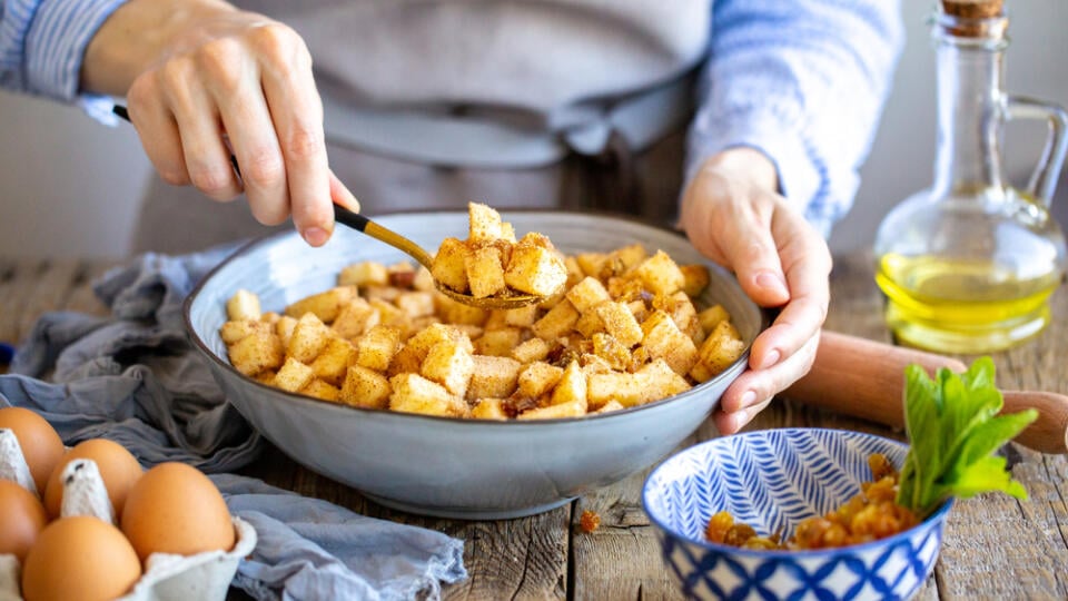 Apple,Filling,With,Cinnamon,And,Raisins,For,Strudel.cooking,Strudel.cooking,Apple