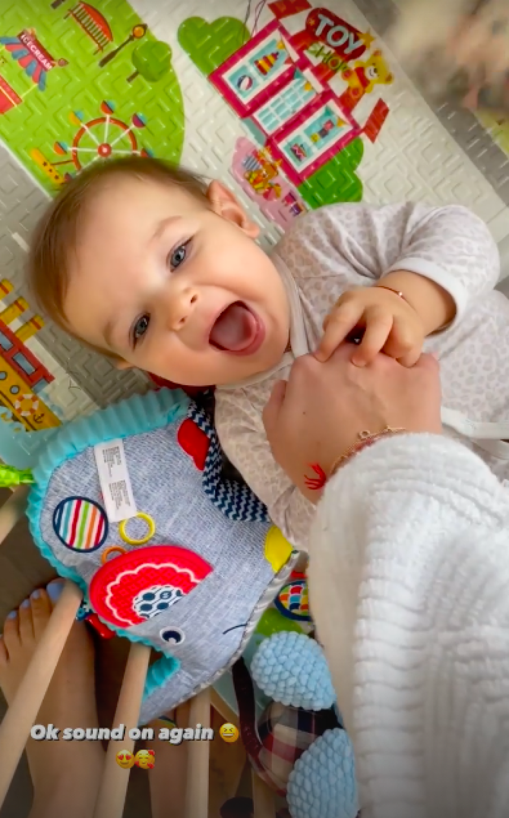 Cibulková je už momentálne opäť šťastná a naplno si užíva syna Jakubka. Vyzerá to tak, že rodinka sa bude aj naďalej rozrastať. ,,Teraz mi vraví, že dúfa, že druhé nebude dievčatko, lebo by chcel tri deti. No a keď bude aj druhý syn, väčšinou sa ešte urobí tretí pokus o dievčatko,” prezradila Dominika.