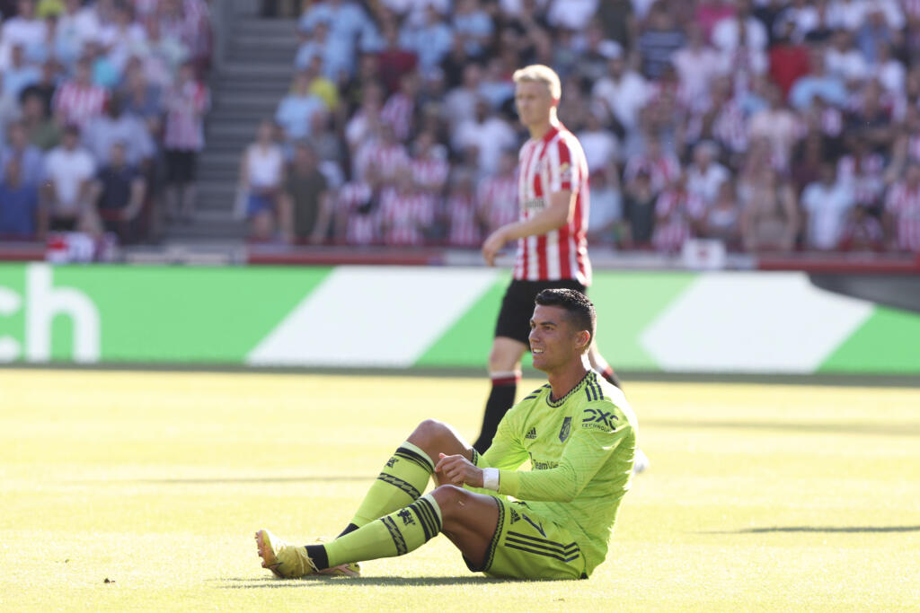 Hráč Manchesteru United Cristiano Ronaldo (na zemi) reaguje po faule Christiana Norgaarda z Brentfordu vo futbalovom zápase anglickej ligy Premier League FC Brentford -Manchester United v Londýne 13. augusta 2022. FOTO TASR/AP