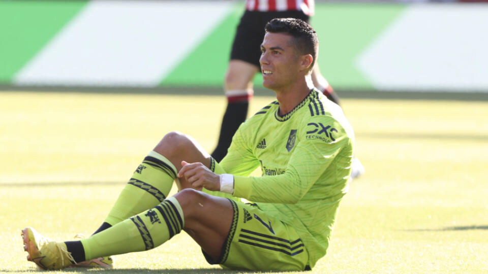 JB 52 Londýn - Hráč Manchesteru United Cristiano Ronaldo (na zemi) reaguje po faule Christiana Norgaarda z Brentfordu vo futbalovom zápase anglickej ligy Premier League FC Brentford -Manchester United v Londýne 13. augusta 2022. FOTO TASR/AP
Manchester United's Cristiano Ronaldo reacts after being tackled by Brentford's Christian Norgaard during the English Premier League soccer match between Brentford and Manchester United at the Gtech Community Stadium in London, Saturday, Aug. 13, 2022. (AP
