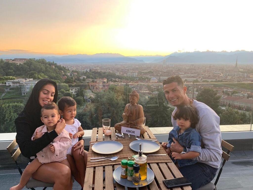 Georgina sa stará o všetky štyri deti Ronalda. Najmladšie z nich je jej vlastné.