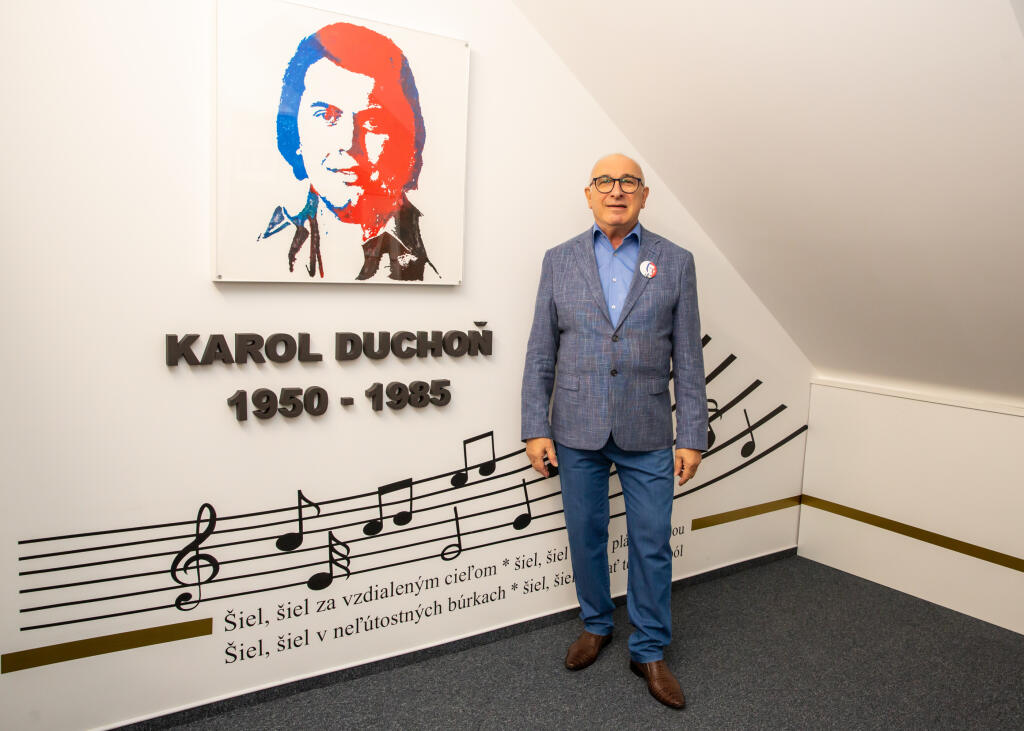 Na snimke je Peter Fahn v pamätnej izbe Karola Duchoňa v severnom krídle Neogotického kaštieľa v Galante.