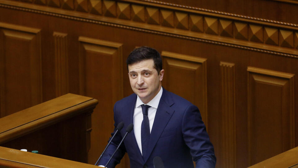 JB 11 Kyjev - Ukrajinský prezident Volodymyr Zelenskyj počas prejavu na zasadnutí ukrajinského parlamentu v Kyjeve 4. marca 2020. Ukrajinský parlament schválil v stredu demisiu premiéra Oleksija Hončaruka. Najvyššia rada ju odobrila 353 hlasmi, pričom potrebných na toto opatrenie bolo 226 hlasov. Očakáva sa, že poslanci budú ešte v priebehu dňa hlasovať o jeho nástupcovi Denysovi Šmyhaľovi, ktorého na post ministerského predsedu nominovala strana Sluha národa ukrajinského prezidenta Volodymyra Z