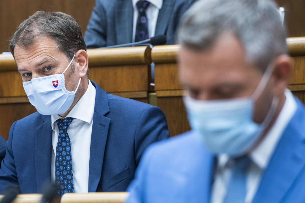 Na snímke zľava podpredseda vlády a minister financií SR Igor Matovič (OĽaNO) a poslanec NRSR Peter Pellegrini (nezaradený) počas rokovania mimoriadnej 34. schôdze NRSR v Bratislave 30. júna 2021. Minister financií Igor Matovič (OĽANO) čelí odvolávaniu z funkcie. FOTO TASR - Jaroslav Novák