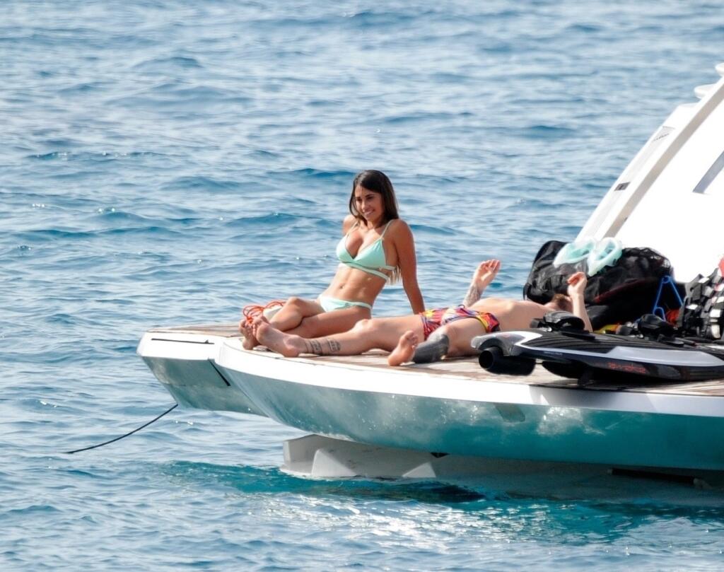 Dovolenka futbalových hviezd sa nezaobišla bez paparazzi fotografov, ktorí na nich číhali. Pozornosť však pútali najmä manželky.