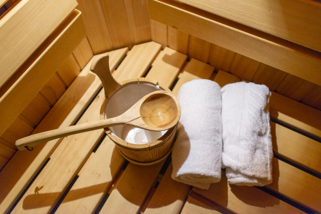 Sauna podporuje potenie, čo je efektívny spôsob odstraňovania toxínov a odpadových látok z tela cez pokožku. Tento proces pomáha čistit kožu a zlepšuje cirkuláciu krvi.