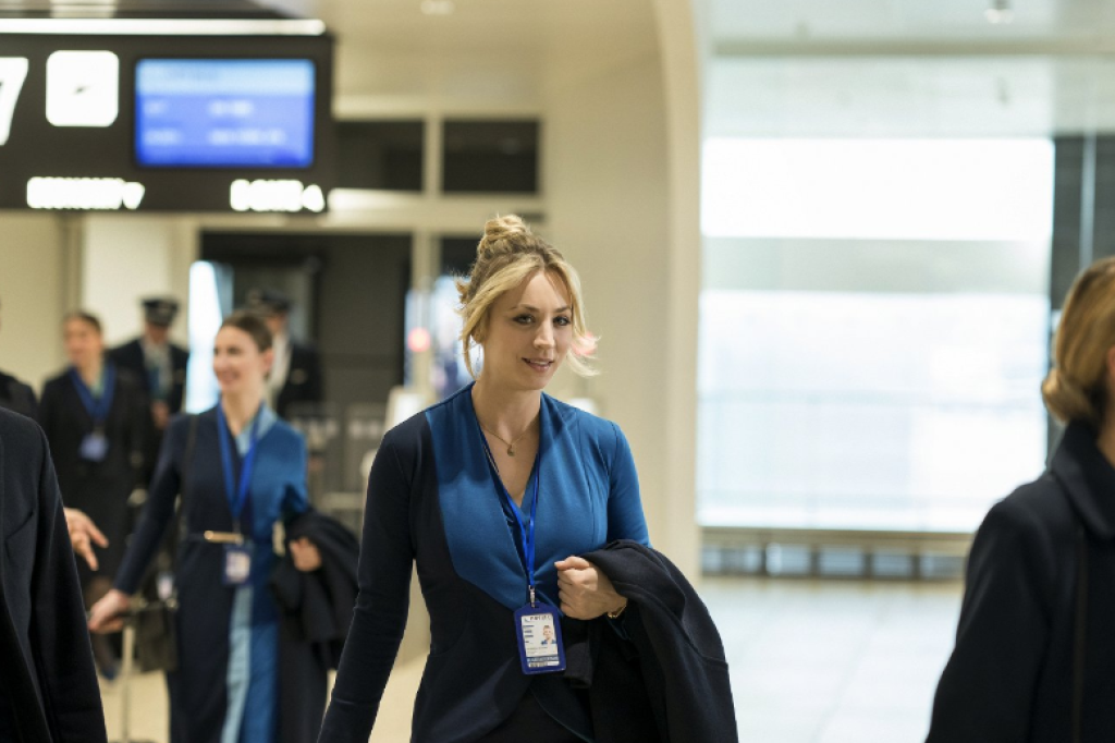 Kaley Cuoco v seriáli Letuška (The Flight Attendant).