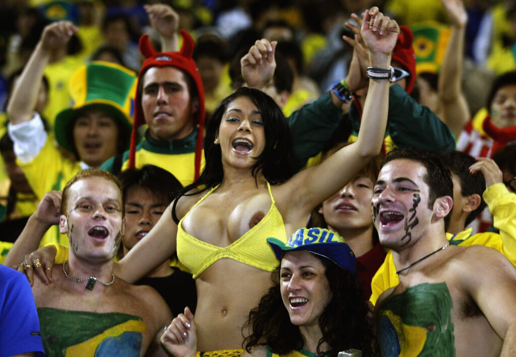 Brazílska fanúšička bola hviezdou majstrovstiev sveta v roku 2002. Svojich krajanov povzbudzovala tak húževnato, až jej vypadávali prsia z jej minitrička.