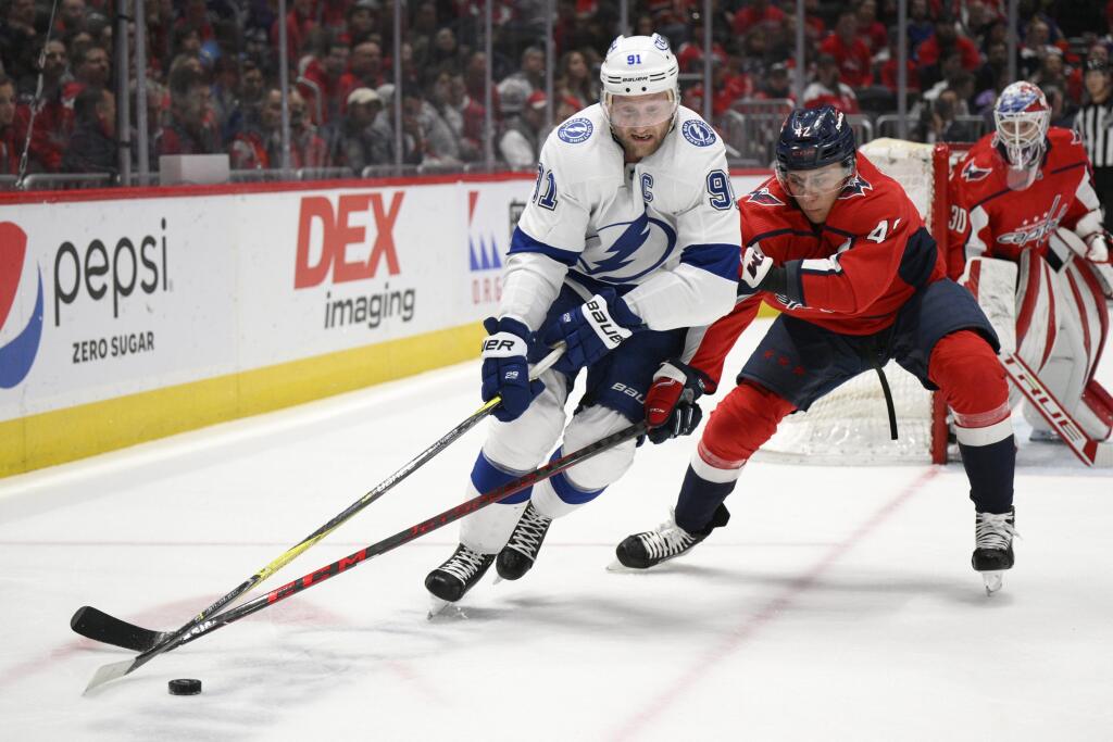 PK 1 Washington - Na snímke zľava Steven Stamkos z Tampy Bay Lightning a Slovák Martin Fehérváry z Washingtonu Capitals bojujú o puk počas zápasu zámorskej hokejovej NHL Washington Capitals - Tampa Bay Lightning vo Washingtone v stredu 6. apríla 2022. FOTO TASR/AP
Tampa Bay Lightning center Steven Stamkos (91) skates with the puck against Washington Capitals defenseman Martin Fehervary (42) during the first period of an NHL hockey game Wednesday, April 6, 2022, in Washington. (AP Photo/Nick Was