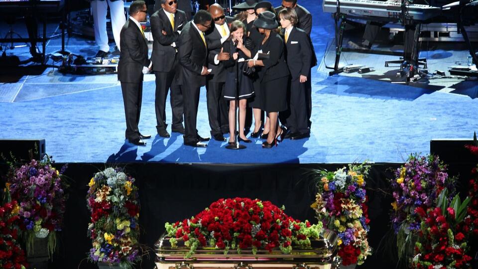 Posledná rozlúčka rodiny s Michaelom Jacksonom. Na pódiu nad rakvou stoja aj jeho deti Paris a Prince Michael.