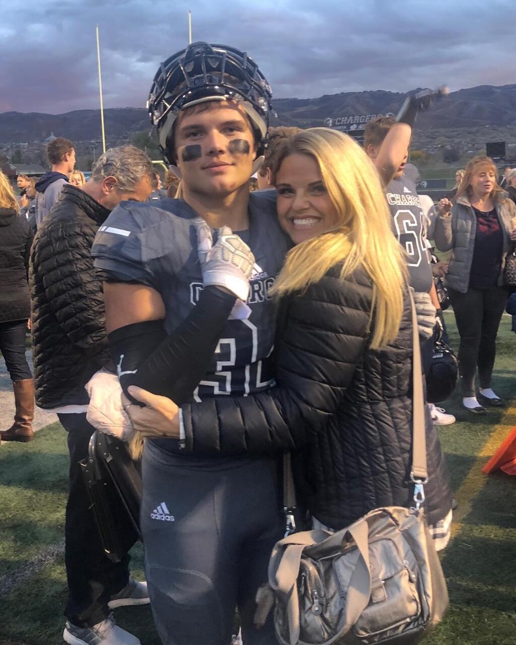 Mladého quarterbacka draftoval New York Jets a na drafte sa s ním objavila poriadne sexi blondína. Internet okamžite začal riešiť, ktože sa to objavil po Wilsonovom boku, až prišiel na to, že to nie je jeho priateľka, ale mama.