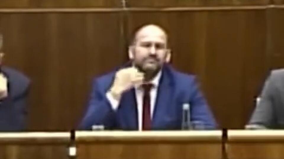 Pčolinský a jeho gesto.