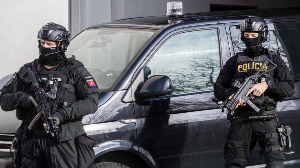 Na snímke obvinených privádzajú na Špecializovaný trestný súd (ŠTS) v Pezinku