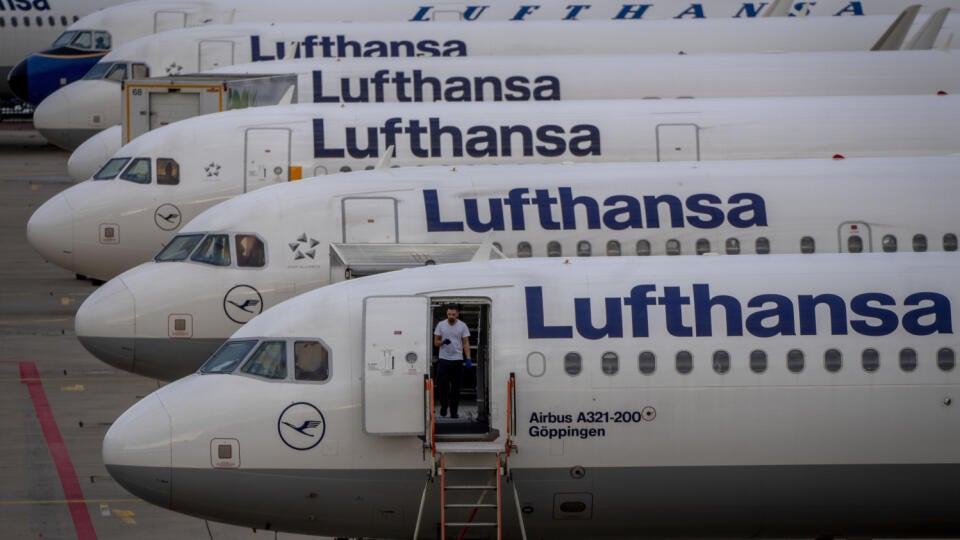 PK 16 Frankfurt nad Mohanom - Lietadlá nemeckej leteckej spoločnosti Lufthansa sú odparkované na letisku vo Frankfurte nad Mohanom 2. septembra 2022. Piloti nemeckej leteckej spoločnosti Lufthansa ohlásili v noci na utorok v poradí už druhý štrajk, ktorý sa má začať v stredu a trvať má do štvrtka. Aerolínie Lufthansa by štrajku ešte mohli zabrániť, a to ak prinesú serióznu ponuku, tvrdí odborový zväz Vereinigung Cockpit. FOTO TASR/AP
Lufthansa aircrafts are parked at the airport in Frankfurt, G