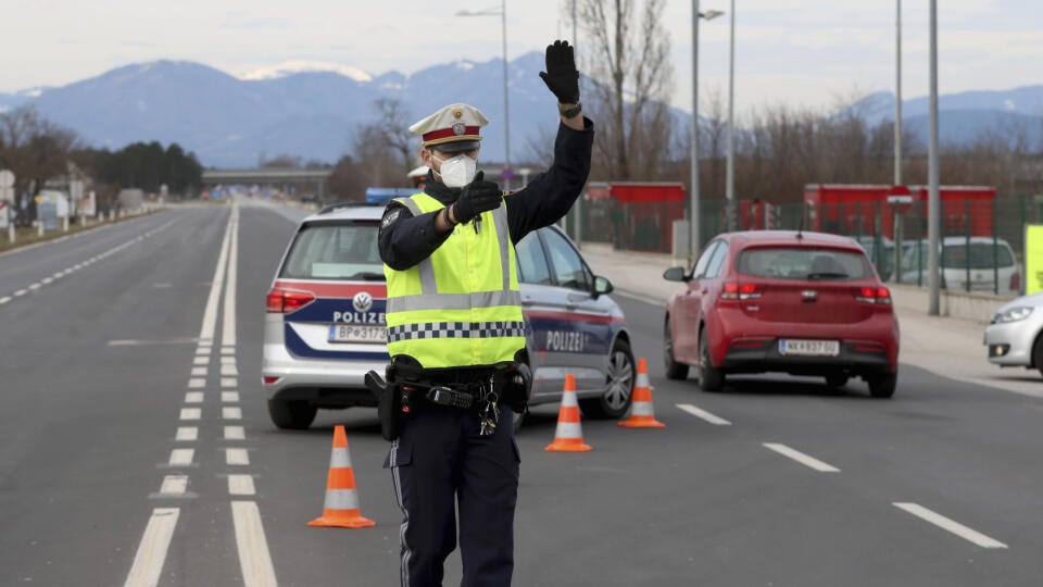 WA 27 Wiener Neustadt - Policajti kontrolujú vodičov, ktorí chcú opustiť rakúske mesto Wiener Neustadt v sobotu 13. marca 2021.