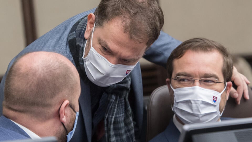 Na snímke uprostred predseda vlády SR Igor Matovič, vľavo minister obrany SR Jaroslav Naď a minister zdravotníctva SR Marek Krajčí (všetci OĽaNO) počas 70. rokovania vlády SR v Bratislave 20. januára 2021. FOTO TASR - Martin Baumann