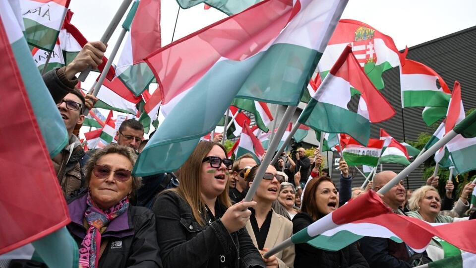 Tisíce demonštrantov s maďarskými vlajkami sa v sobotu zhromaždili pred sídlom štátnej mediálnej spoločnosti MTVA v Budapešti a vyzývali na ukončenie podľa ich slov propagandistickej mašinérie vlády premiéra Viktora Orbána v médiách.