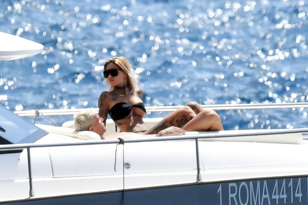 Futbalista Theo Hernandez a modelka Zoe Cristofoli si užili plavbu na jachte plnú erotiky.