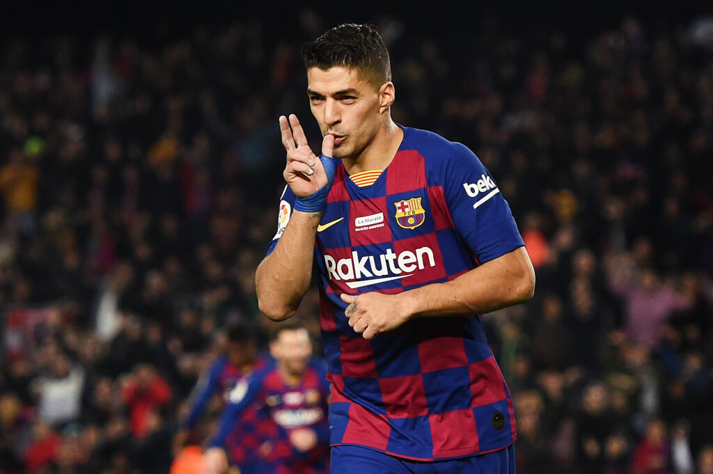Uruguajský futbalista Luis Suarez podstúpi operáciu kolena. Dĺžka jeho absencie zatiaľ nie je známa.