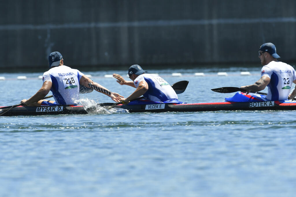 Na snímke dvaja zo slovenskej posádky rýchlostných kanoistov K4 Denis Myšák a Erik Vlček si gratulujú po rozjazde na 500 metrov počas XXXII. letných olympijských hier v Tokiu 6. augusta 2021. Slovenský štvorkajak v zložení Samuel Baláž, Denis Myšák, Erik Vlček, Adam Botek sa na OH 2020 v Tokiu prebojoval priamo do sobotňajšieho semifinále K4 na 500 m. FOTO TASR - Michal Svítok