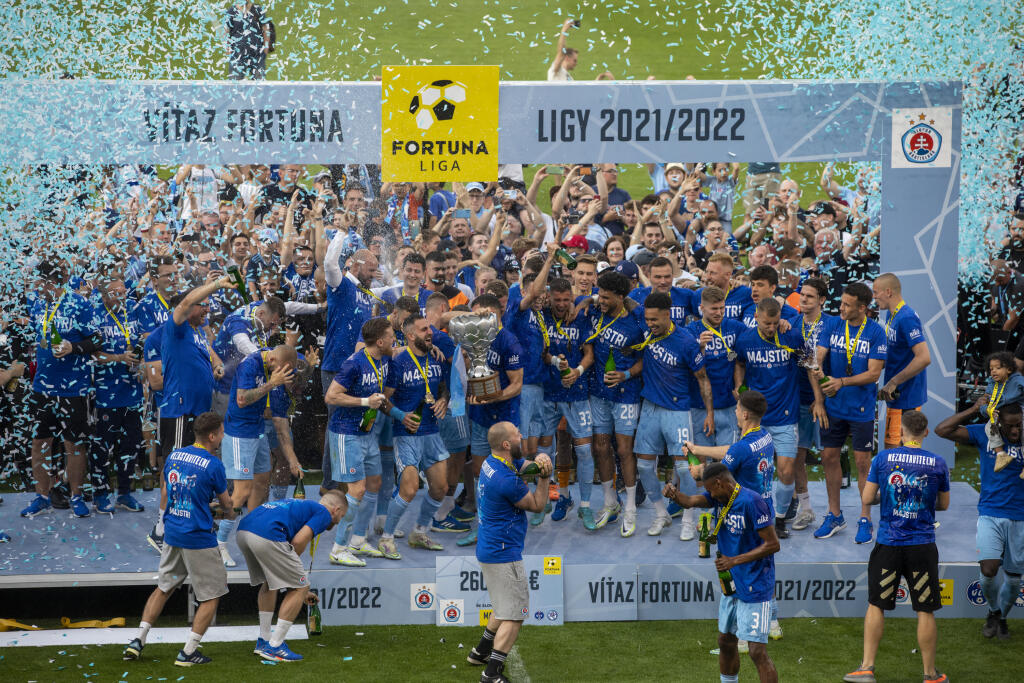 Na snímke futbalisti Slovana Bratislava , ktorý oslavujú zisk 4. titulu Fortuna ligy za sebou.