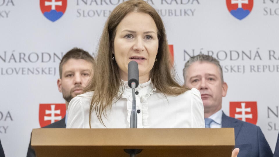 Na snímke opoziční poslanci NR SR, zľava Michal Šimečka (PS), Martina Holečková (KDH) a Roman Mikulec (Slovensko) počas tlačovej konferencie na tému Odvolanie ministra vnútra Matúša Eštoka Šutaja (Hlas-SD) v Bratislave 22. novembra 2023. FOTO TASR - Martin Baumann