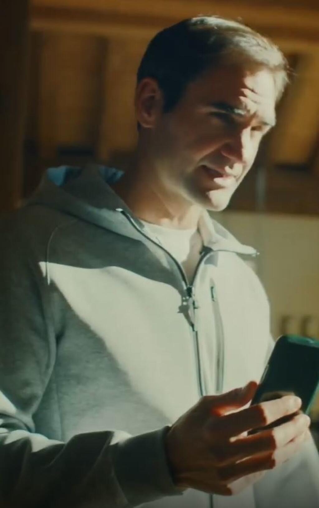 Slávny tenista Roger Federer (39) sa stal ambasádorom švajčiarskeho turizmu. Pri tejto príležitosti s ním telefonoval ikonický herec Robert De Niro (77).
