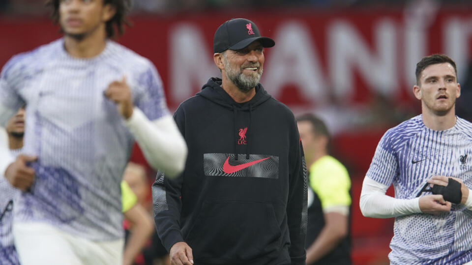 EBE 37 Manchester - Nemecký tréner Liverpoolu Jürgen Klopp pred futbalovým zápasom 3. kola anglickej Premier League medzi Manchestrom United a Liverpoolom na štadióne Old Trafford v Manchestri v Anglicku v pondelok 22. augusta 2022. FOTO TASR/AP
Liverpool's manager Jurgen Klopp smiles as players warm up prior to the start of the English Premier League soccer match between Manchester United and Liverpool at Old Trafford stadium, in Manchester, England, Monday, Aug 22, 2022. (AP Photo/Dave Thomp