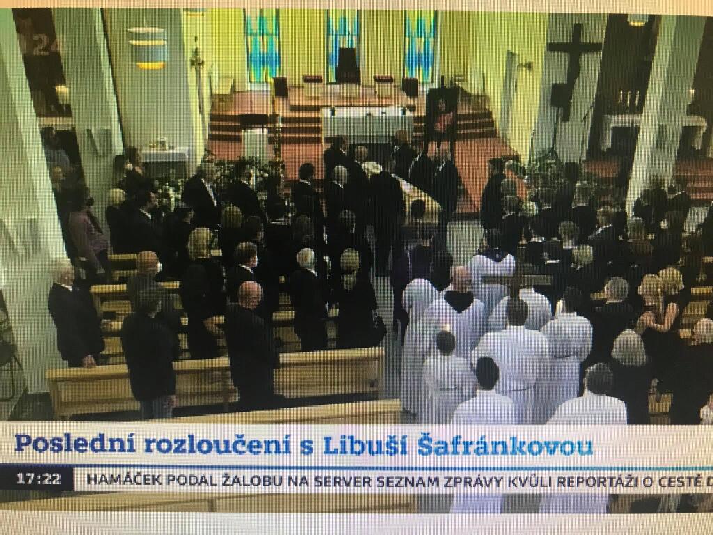25. jún 2021, 17: 30 hod.: V tejto chvíli sa rozlúčka s Popelkou skončila. Rakvu s pozostatkami vyniesli z kostola do pohrebného auta.