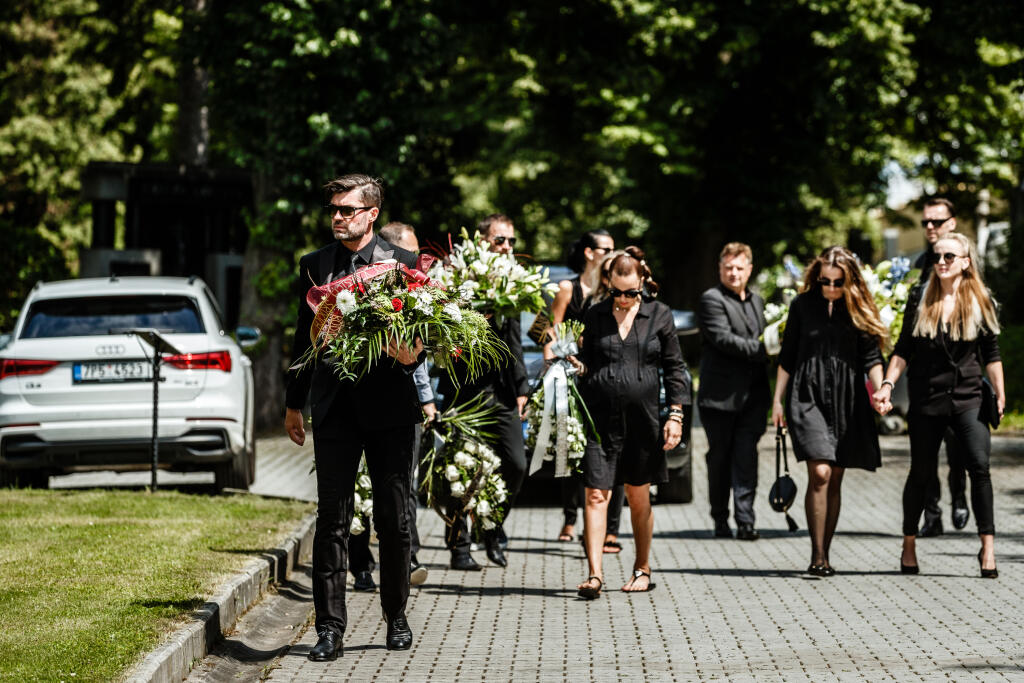Na snímke Matúš Kozáčik prichádza na poslednú rozlúčku so zosnulým slovenským futbalovým reprezentantom Mariánom Čišovským vo Veľkej obradnej sieni Ústředního hřbitova v Plzni.