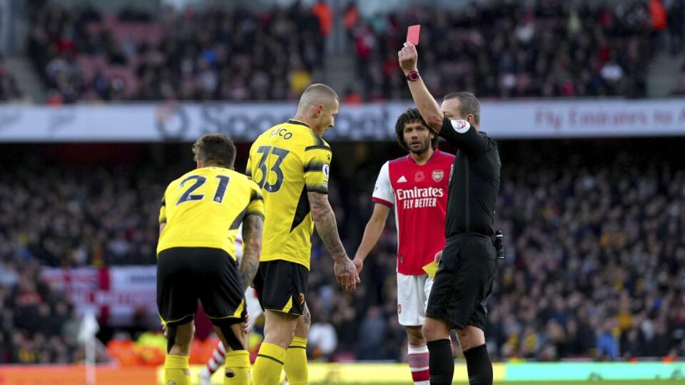 KK58 Londýn - Slovenský futbalista Juraj Kucka (druhý vľavo) z Watfordu dostáva červenú kartu počas zápasu 11. kola anglickej Premier League FC Arsenal - FC Watford 7. novembra 2021 v Londýne. FOTO TASR/AP
Watford's Juraj Kucka is shown a red card after receiving his second yellow card for a challenge on Arsenal's Nuno Tavares, during the English Premier League soccer match between Arsenal and Watford at the Emirates Stadium, London, Sunday Nov. 7, 2021. (John Walton/PA via AP)