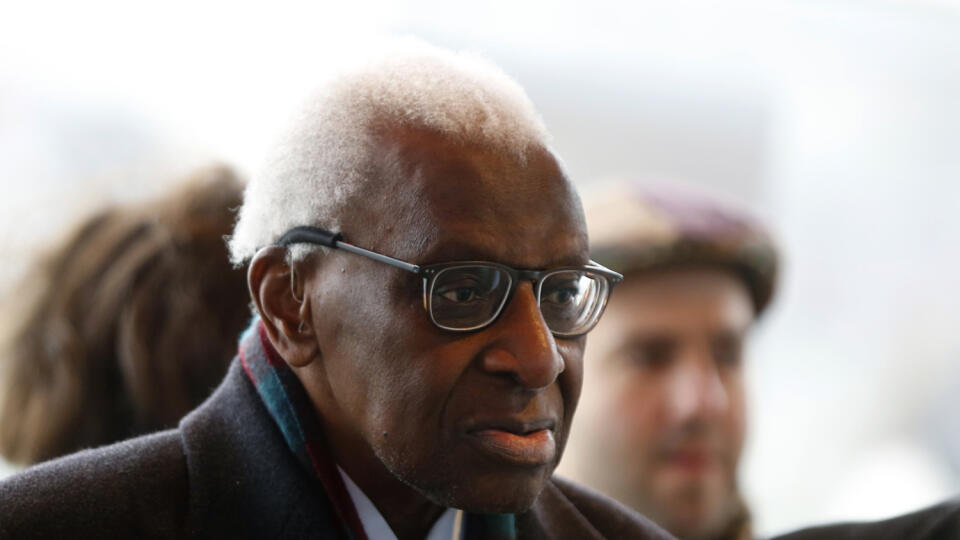 KK1 Paríž - Bývalý prezident Medzinárodnej asociácie atletických federácií (IAAF) Lamine Diack prichádza na súd 13. januára 2020 v Paríži. Bývalý prezident Medzinárodnej asociácie atletických federácií (IAAF) Lamine Diack sa v pondelok postavil pred francúzsky súd. Počas dvojtýždňového procesu bude čeliť obžalobe z korupcie, ak ho uznajú za vinného, 86-ročnému funkcionárovi hrozí až desať rokov väzenia. FOTO TASR/AP
Former president of the IAAF (International Association of Athletics Federations