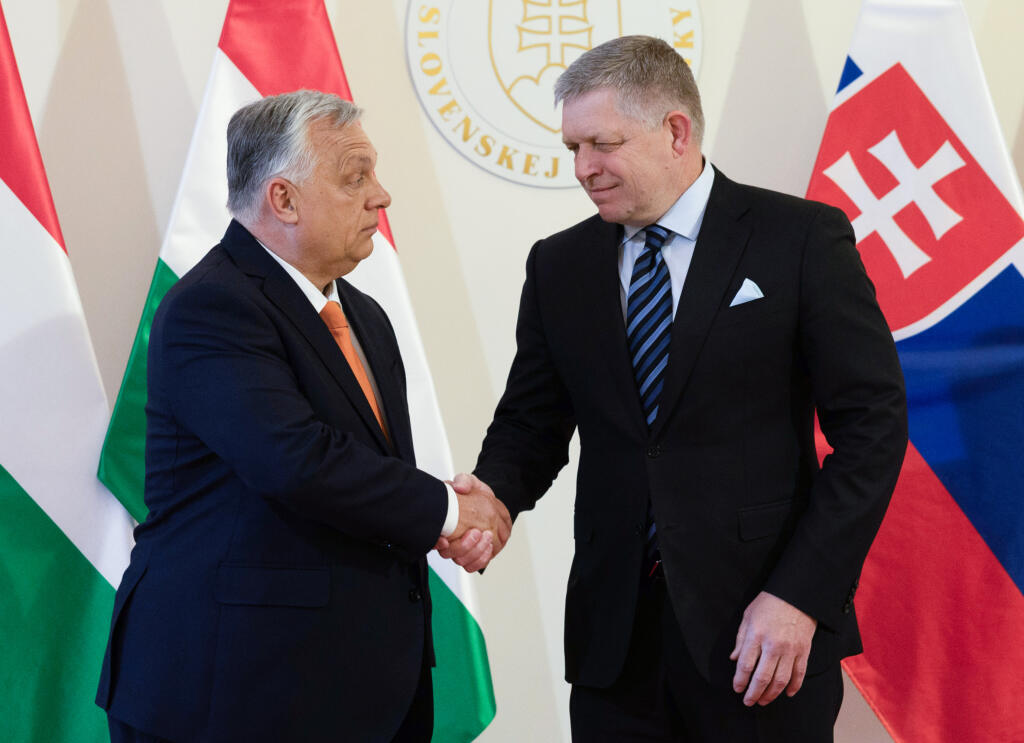 Na snímke maďarský premiér Viktor Orbán (vľavo) a slovenský premiér Robert Fico si podávajú ruky počas stretnutia v Bratislave v pondelok 28. apríla 2025. FOTO TASR - Martin Baumann