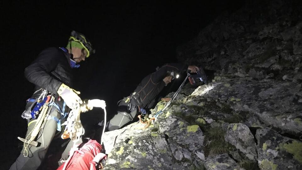 Záchranári pomáhali zranenej českej horolezkyni. S poranenou nohou uviazla tesne pod vrcholom Gerlachu, 10 záchranárov sa jej počas noci muselo vydať na pomoc pešo. Vyčerpávajúci zásah trval až do nasledujúceho rána.