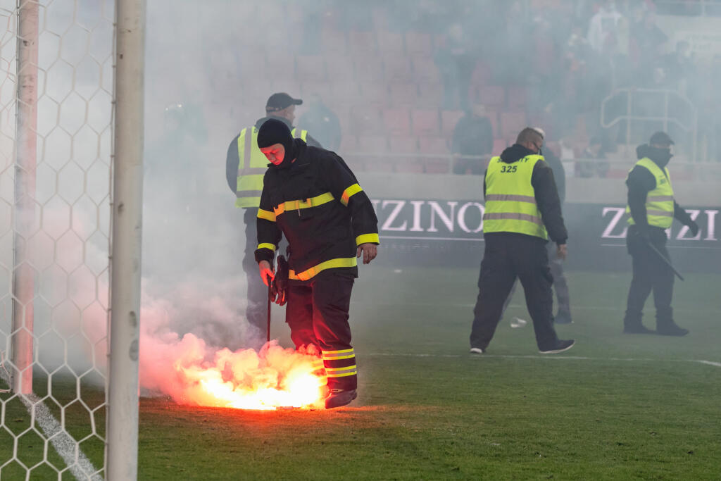 Na snímke je futbalový zápas medzi FC Spartak Trnava a ŠK Slovan Bratislava, ktorý sa skončil predčasne a fanúšikovia obidvoch táborov vnikli na hraciu plochu.