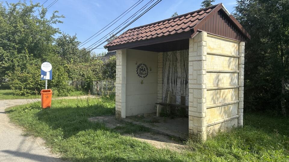 Opustené dieťa v krabici našli v obci Bežovce vedľa autobusovej zastávky.