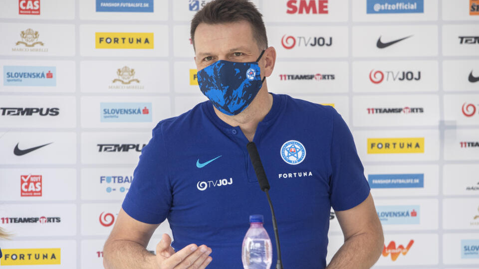 Na snímke tréner slovenských futbalových reprezentantov Štefan Tarkovič počas brífingu s novinármi pred odchodom na prípravný kemp do rakúskeho Windischgarstenu pred nadchádzajúcim záverečným turnajom EURO 2020. Slovenskí reprezentanti odohrajú v skupine dva zápasy v ruskom Petrohrade a v španielskej Seville, 24. mája 2021 v Senci. FOTO TASR - Martin Baumann