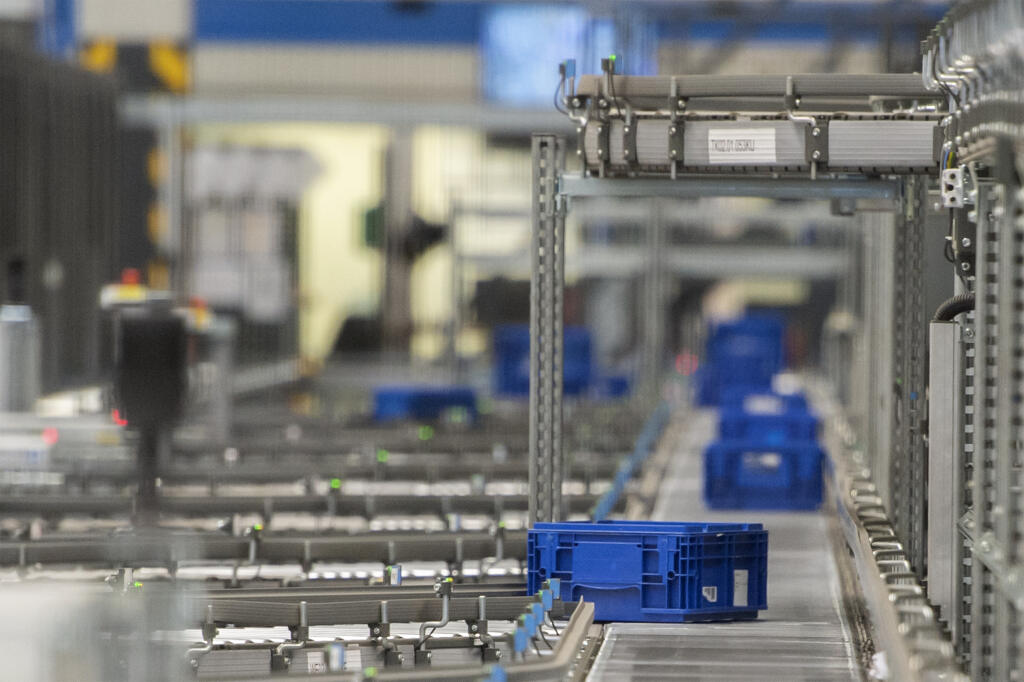 Na snímke dopravníkový pás v automatickom sklade v novovybudovanom logistickom centre, ktoré je jedným z najmodernejších na Slovensku, vo Volkswagene v Bratislave 22. novembra 2022. FOTO TASR - Martin Baumann