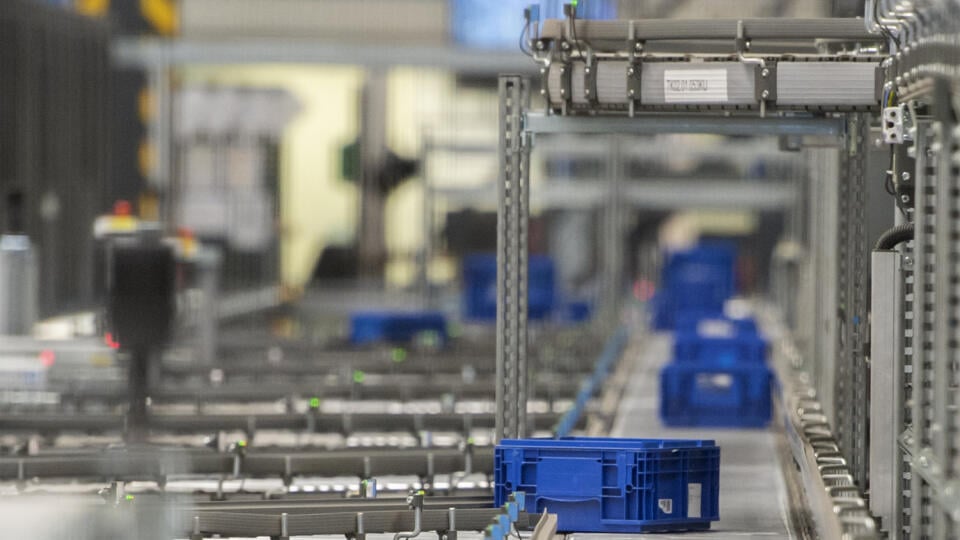 Na snímke dopravníkový pás v automatickom sklade v novovybudovanom logistickom centre, ktoré je jedným z najmodernejších na Slovensku, vo Volkswagene v Bratislave 22. novembra 2022. FOTO TASR - Martin Baumann