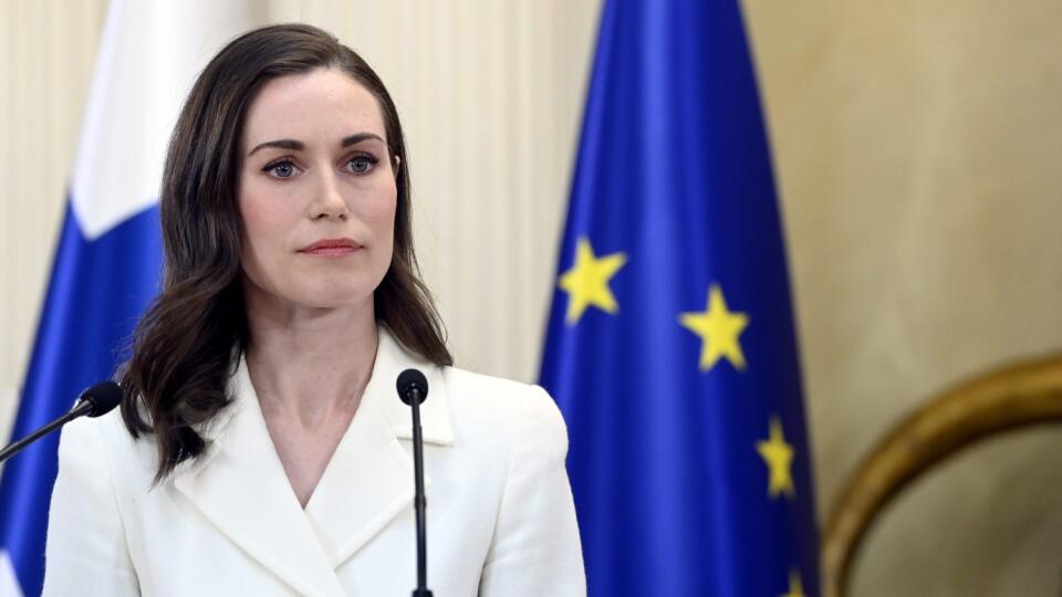 WA 48 Helsinki - Fínska premiérka Sanna Marinová počas tlačovej konferencie v Helsinkách v nedeľu 15. mája 2022. Marinová a fínsky prezident Sauli Niinistö oznámili, že Fínsko podá žiadosť o členstvo v NATO. FOTO TASR/AP
Finland's President Sauli Niinisto and Prime Minister Sanna Marin, left, attend the press conference on Finland's security policy decisions at the Presidential Palace in Helsinki, Finland, Sunday May 15, 2022. Finland’s president and government have announced that the Nordi