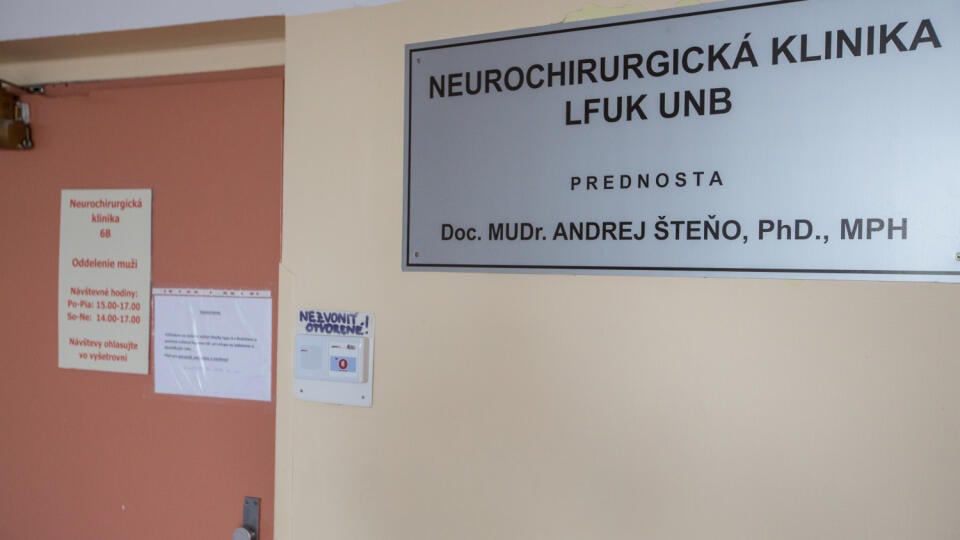 Pracovníci neurochirurgie sa ohradili voči obvineniam zo šírenia poplašnej správy. 