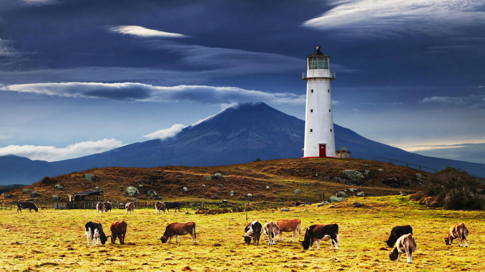 Maják Cape Egmont na Novom Zélande, v pozadí hora Taranaki.