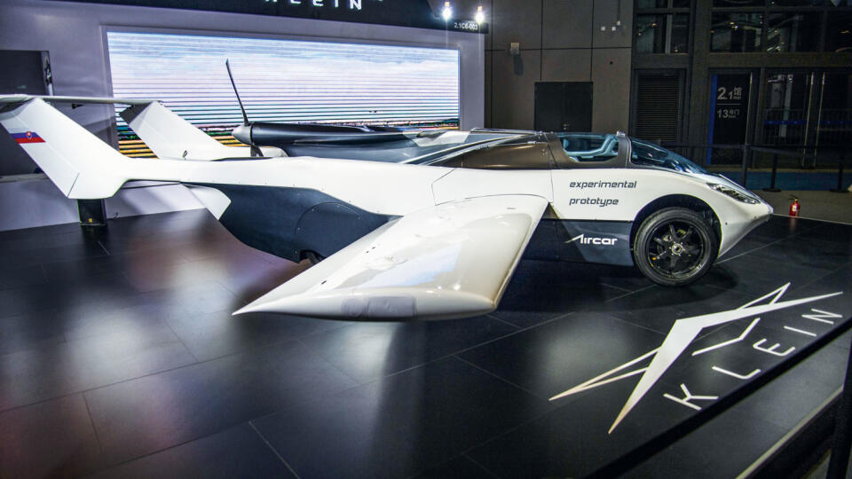 otvorenie 2. ročníka Importnej výstavy EXPO v Šanghaji aircar slovenskej firmy Klein Vision