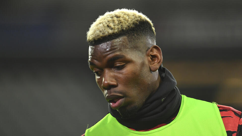 WA 28 archív Londýn - Na archívnej snímke z 5. decembra 2020 futbalista Manchestru United Paul Pogba sa rozcvičuje pred zápasom anglickej Premier League West Ham United - Manchester United v Londýne 5. decembra 2020. Francúzsky futbalista Paul Pogba sa v Manchestri United necíti byť šťastný a v zimnom prestupovom okne by anglický klub mohol opustiť. Povedal to agent 27-ročného stredopoliara Mino Raiola. Pogba prišiel na Old Trafford z Juventusu Turín v roku 2016 za vtedy rekordnú sumu 89 milióno